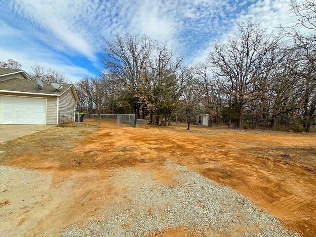 Building Photo - 3 bed 2 bath home in Tecumseh!