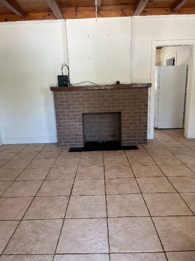Primary Photo - Animal Friendly 2 bed 2 bath