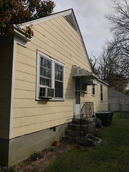 side of house/off st. parking - 2289 Monroe Ave