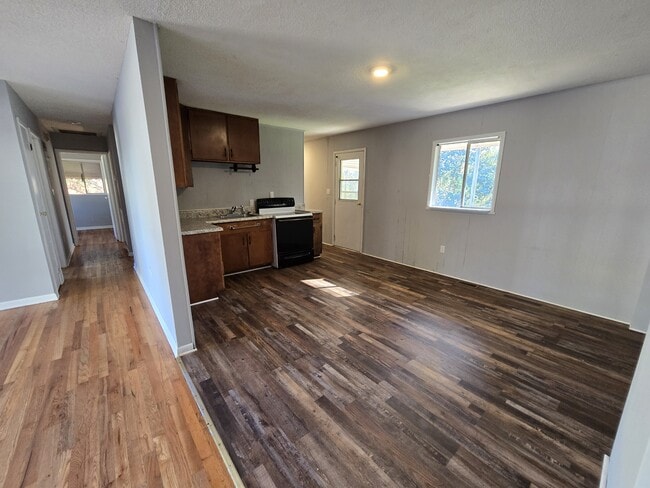 Building Photo - 122 S-24-740