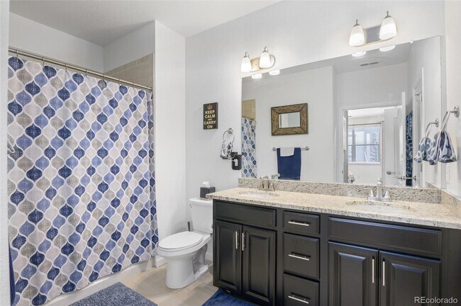 Building Photo - Like new gorgeous ground level Condo with Detached Garage and open floor plan.