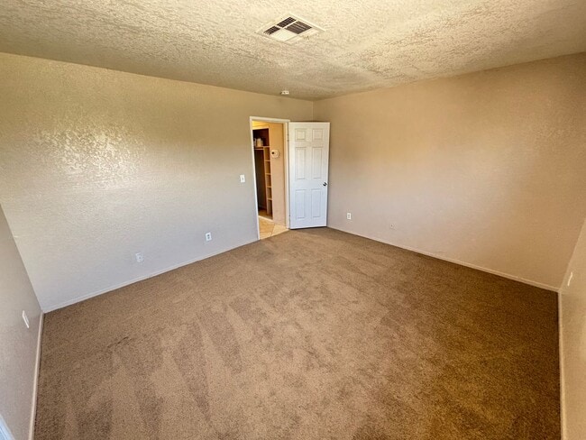 Building Photo - Charming 1Bed/1Bath apartment located in N...