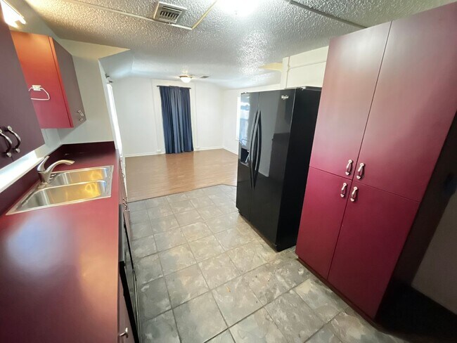 Building Photo - Perfect Rental for Families — Great Location!