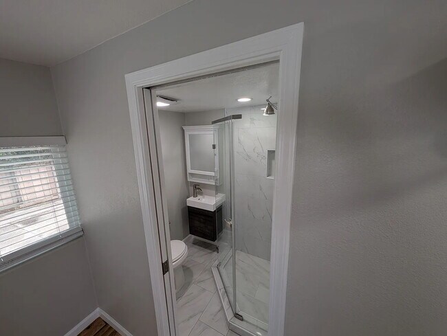 Building Photo - FRESHLY RENOVATED & MOVE-IN READY In South...