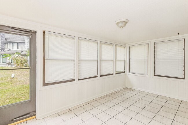 Building Photo - Open Concept Condo! 2 Bedrooms & 2.5 Baths!