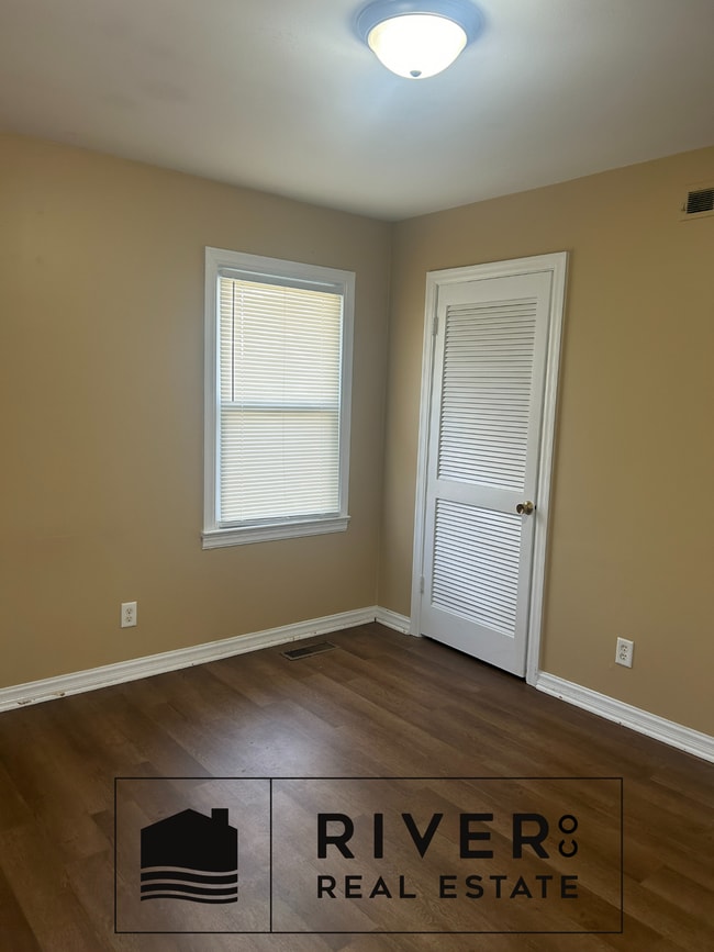 Building Photo - 520 W Collier Ave