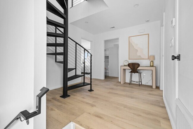 Building Photo - 2701 Bumble Bee Dr