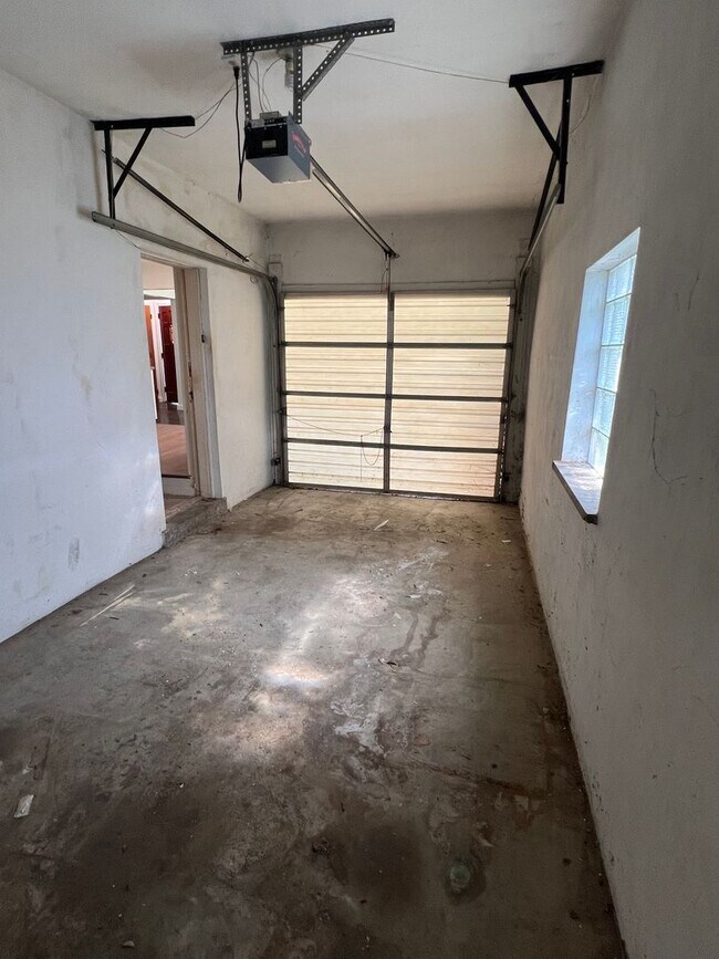 Building Photo - Charming 3-Bedrooms 1 bath with Hardwood F...