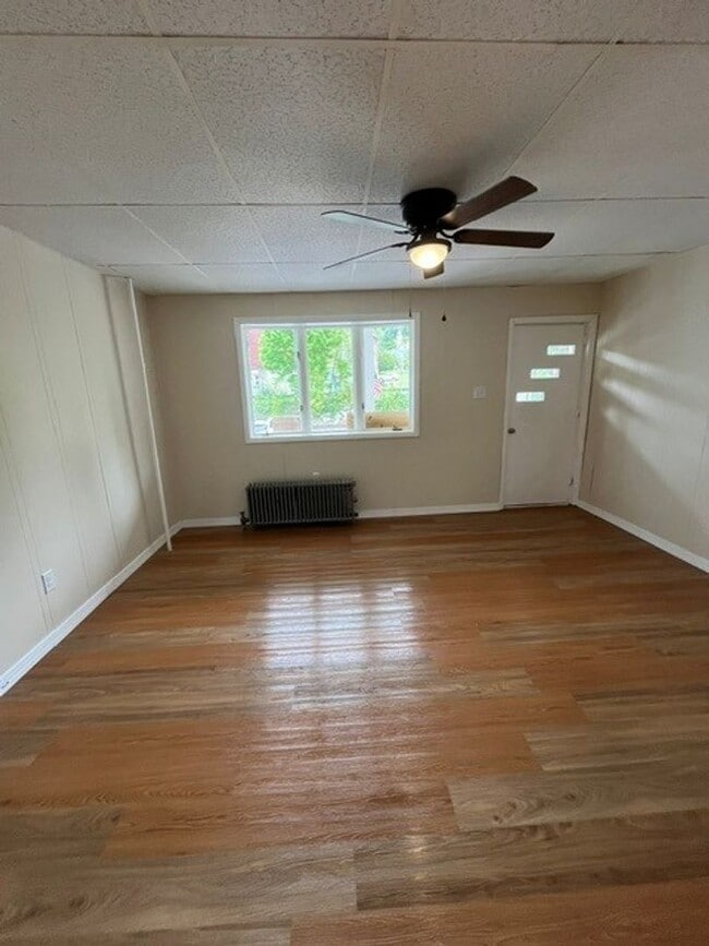 Building Photo - 3 bedroom 2 bathroom