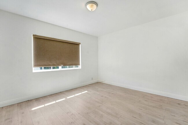 Building Photo - Charming Pasadena Duplex – Upstairs Unit