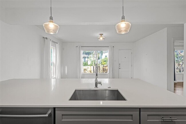 Building Photo - 713 E 45th St