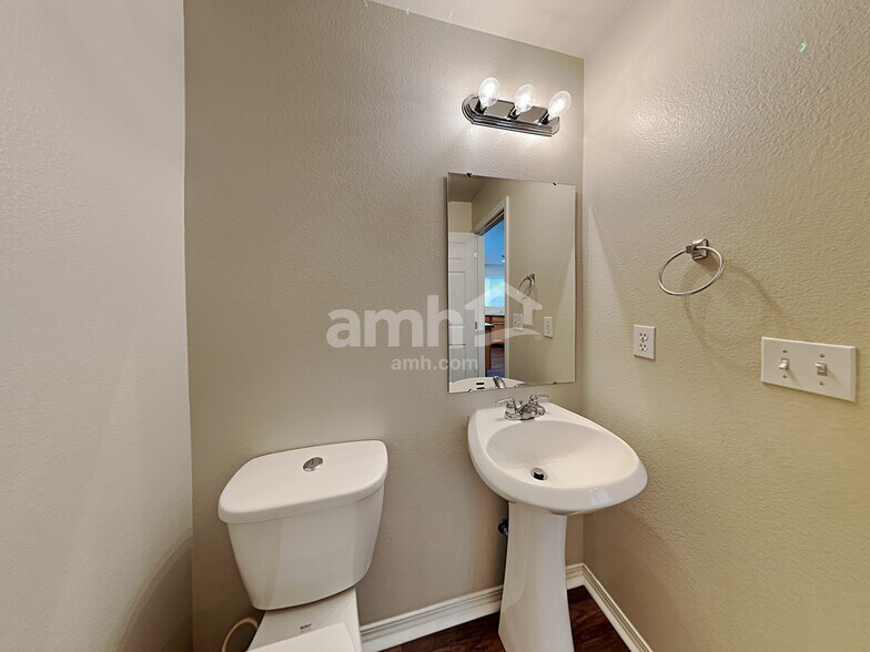 Building Photo - 220 Archer Rd