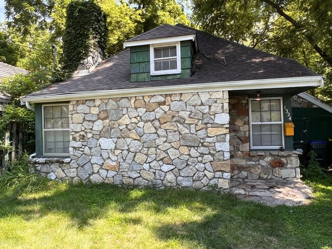 Building Photo - Cozy 2 bedroom Home on Muscatine Ave in Iowa City