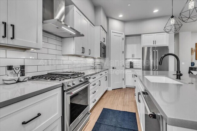 Building Photo - 1111 E Missouri Ave