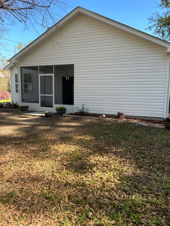 Building Photo - 2099 Oak St