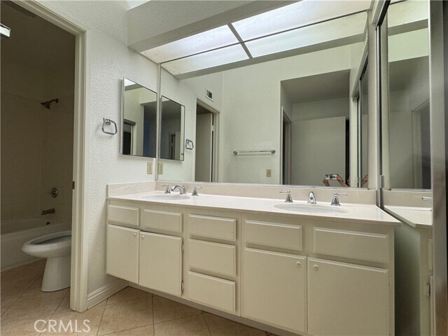 Building Photo - 27 Alcoba