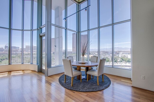 Building Photo - Absolutely stunning high rise loft at Metr...