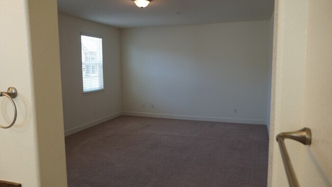 Building Photo - Beautiful 3 Bed, 2.5 Bath in Desirable Dia...