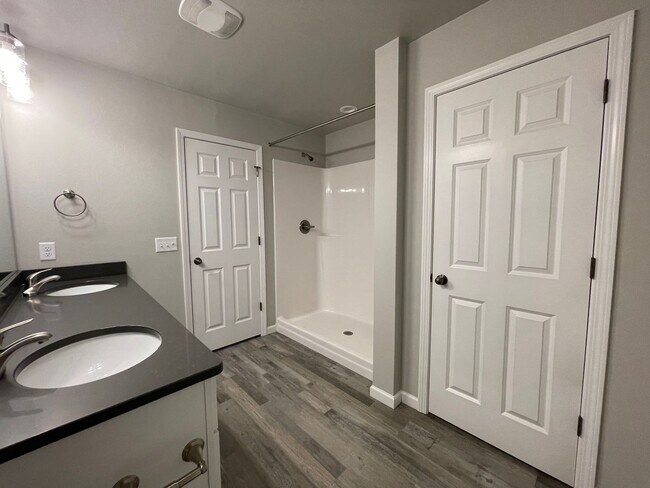 Building Photo - Exquisite 3-Bedroom Home with Modern Elegance and Scenic Views!