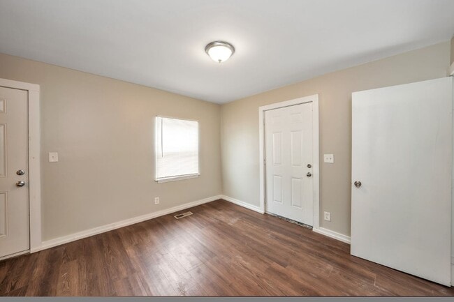 Building Photo - Move in Before the Holidays! Cozy Childers...