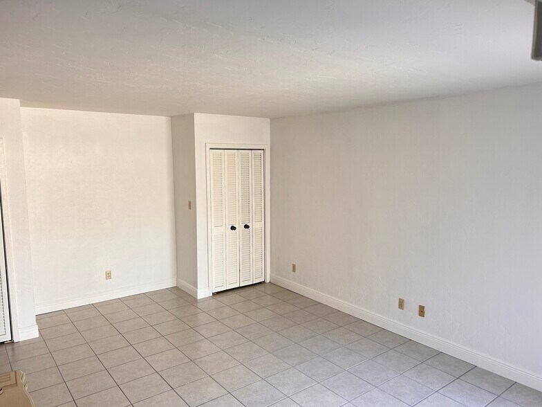 Master bedroom - 4031 Abbey Ct