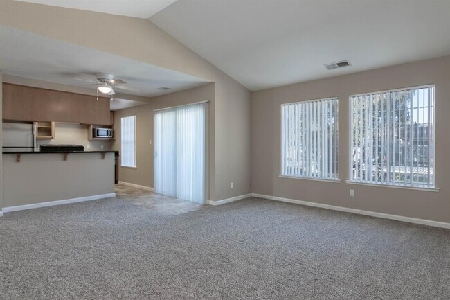 Building Photo - Modesto 2 Bedroom 2 Bath Condo "Parkview V...