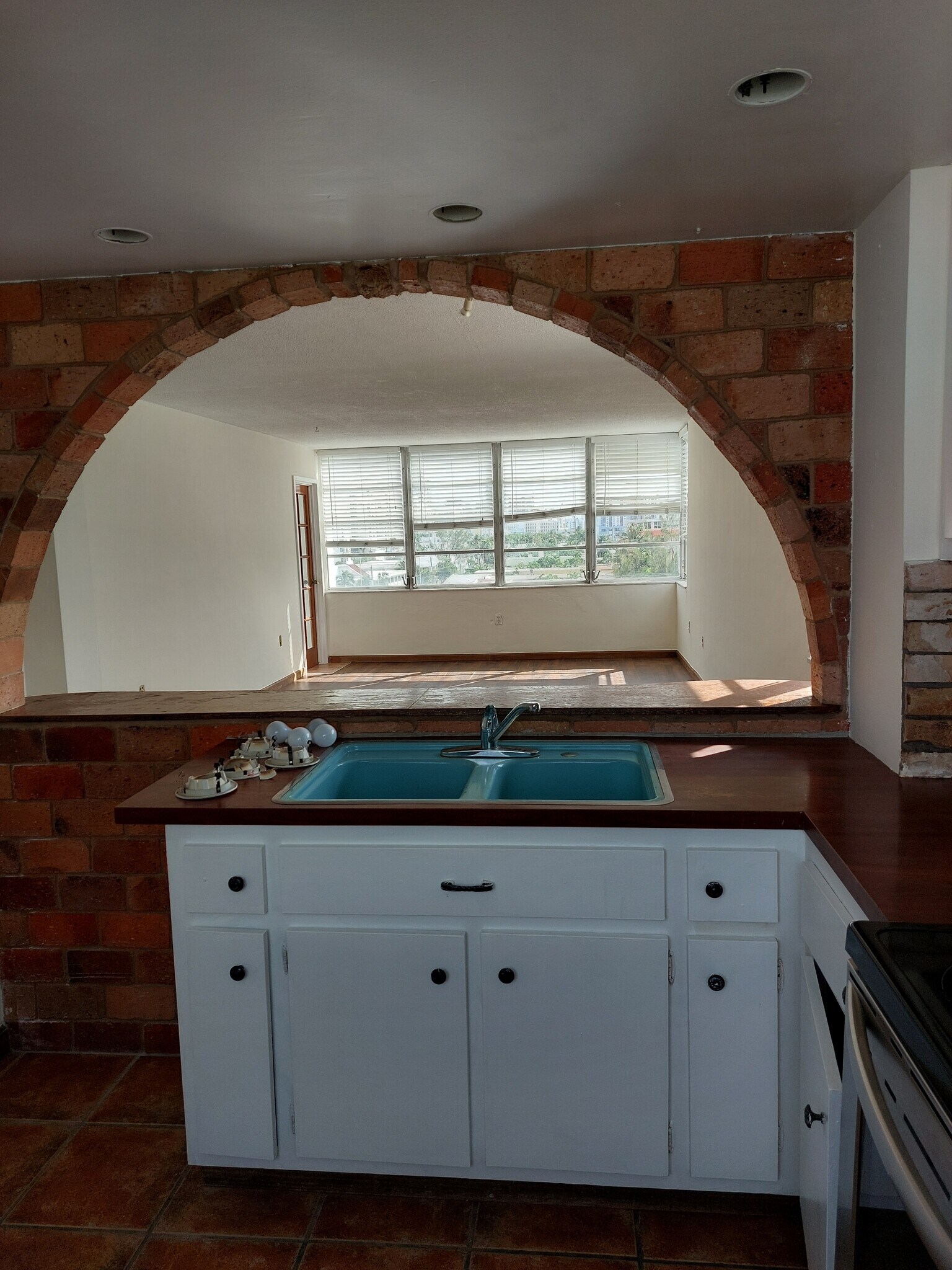 Building Photo - 8000 Harding Ave