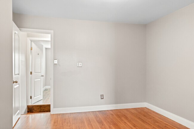 Building Photo - 1524 E Clement St
