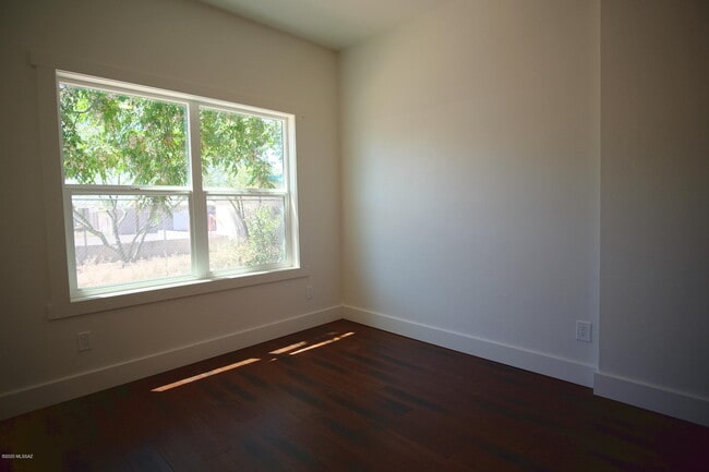 Building Photo - 118 E 18th St