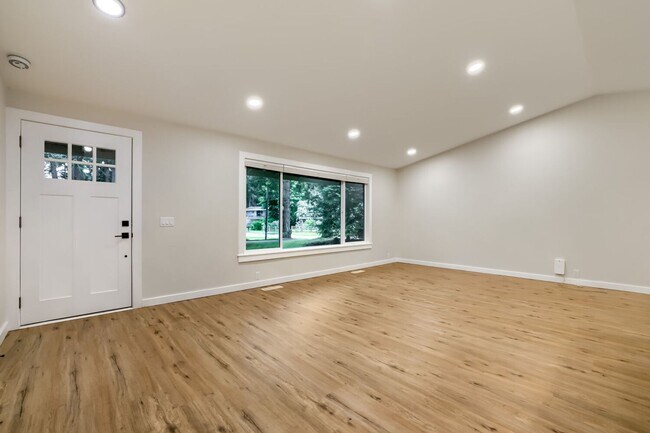 Building Photo - Bright & Charming 4bed/2.5bath in Desirable Edmonds Neighborhood!