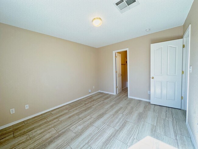 Building Photo - East 3 Bdrm 2 Bath