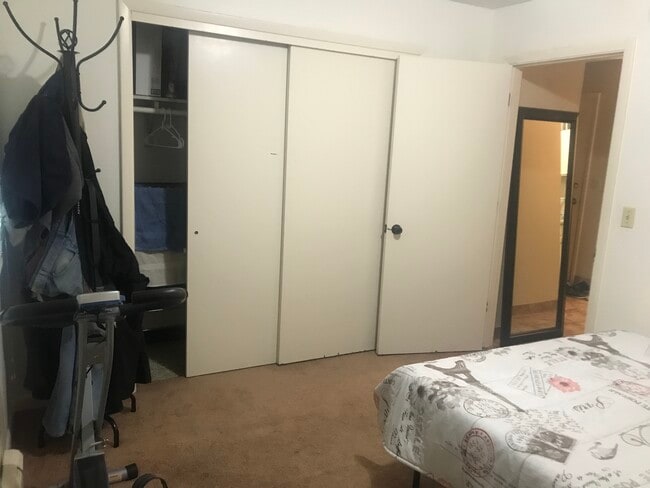 Building Photo - 1015 Oakcrest St