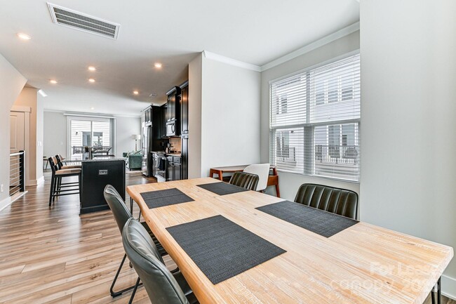 Building Photo - 3003 Jolene Ct