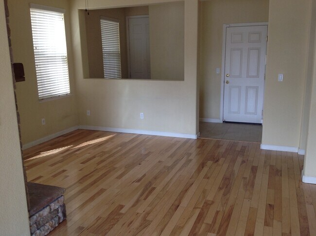 Building Photo - 3843 Artadi Dr