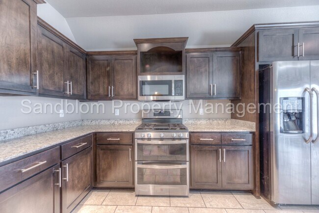 Building Photo - For Lease | Bixby | $2999 Rent | Available...