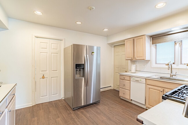 Building Photo - 3890 Gregory Dr