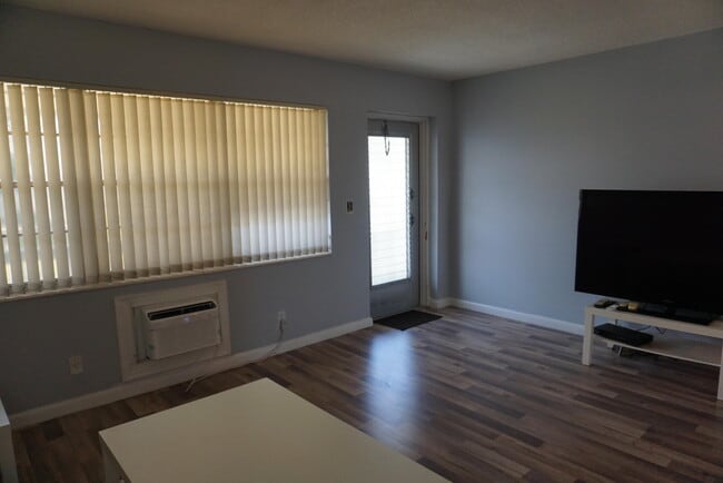Building Photo - 202 Andover H