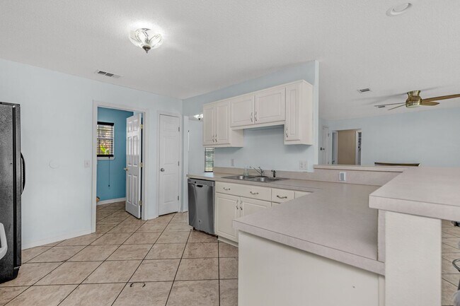 Building Photo - Spacious 3/2 w/Electricity Included Availa...