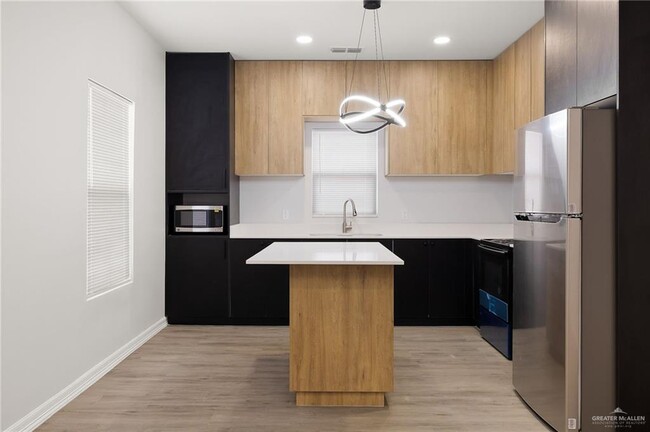 Building Photo - 18 Larkspur Ave