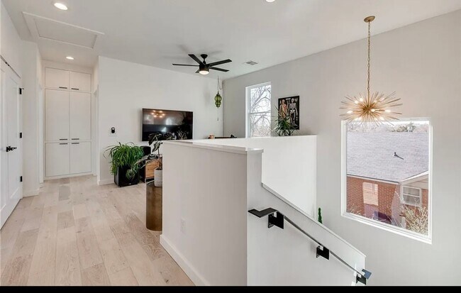 Building Photo - Downtown Okc' s finest!   Sophisticated, C...