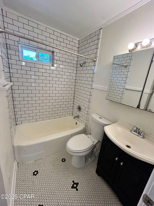 Building Photo - 427 S Macarthur Ave