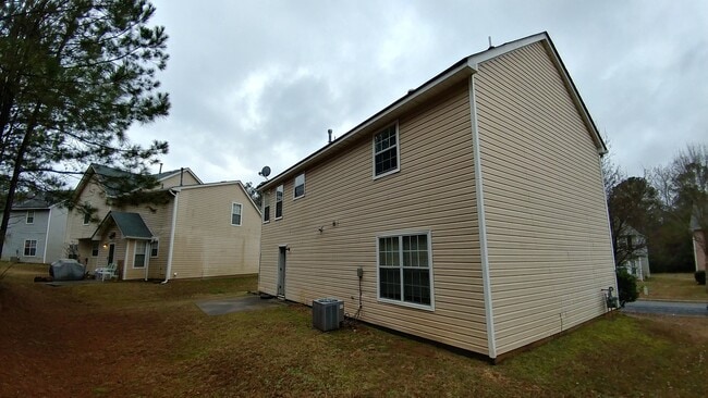 Building Photo - Great In-Law Suite Property - Master on Up...