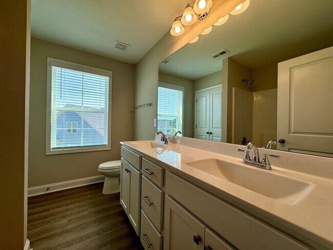 Building Photo - Kings Grant Townhomes