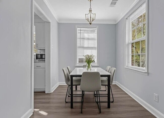 Building Photo - 2405 Eastwood Ave