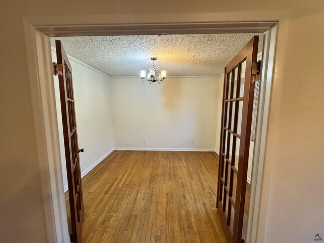 Building Photo - 501 Pinecrest Rd