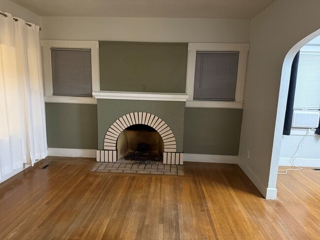 Building Photo - Cozy 2 bed 1 bath available now!