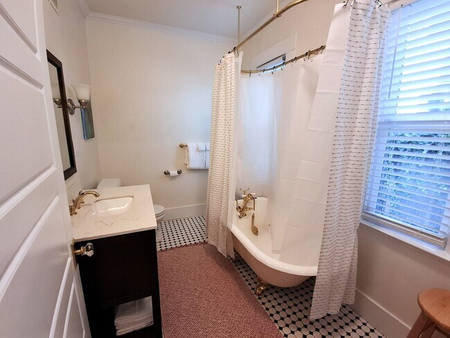 Building Photo - 2321 Elm St