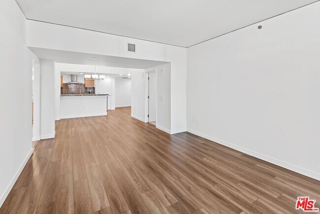 Building Photo - 13650 Marina Pointe Dr