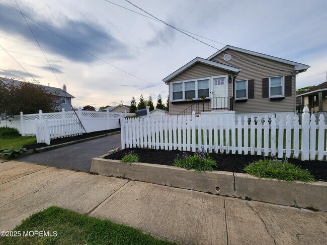 Building Photo - 6 Avenel Blvd