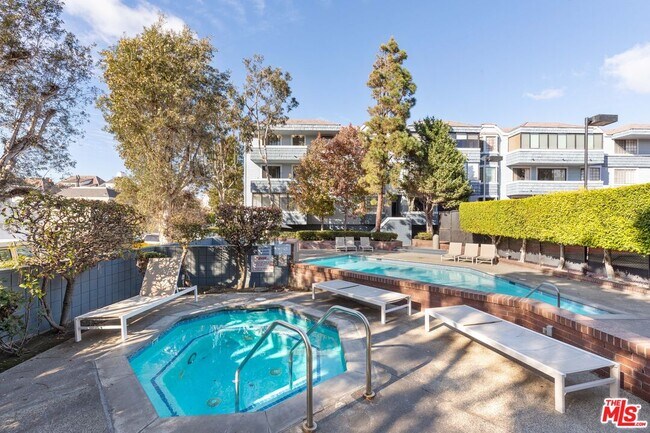 Building Photo - 310 Tahiti Way